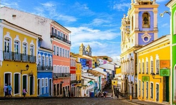 Volá a Salvador, y Praia do Forte con SKY